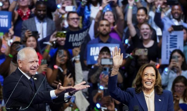 Kamala Harris'ten, başkan yardımcısı adayı ile ilk seçim mitinginde gövde gösterisi