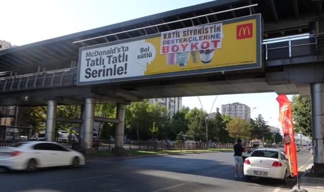 Kayseri'de McDonald's reklamının üzerine boykot pankartı asıldı