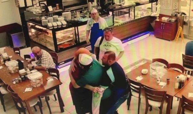 Kocaeli'de boğazına ekmek kaçan tezgahtarı Heimlich manevrası kurtardı