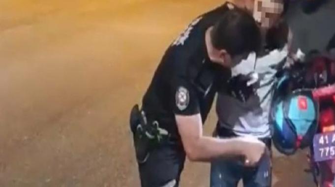 Kocaeli&#039;de polis abartı egzoz kullanan sürücüye egzoz sesini dinletti