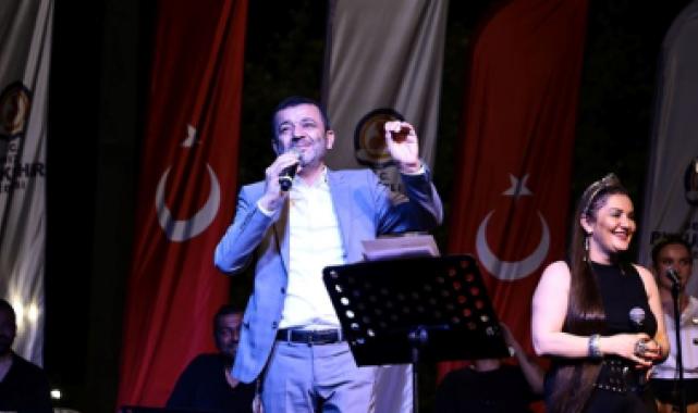 Konserde "Yalandan gülme" göndermesi