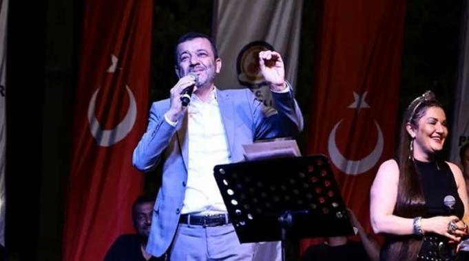 Konserde "Yalandan gülme" göndermesi