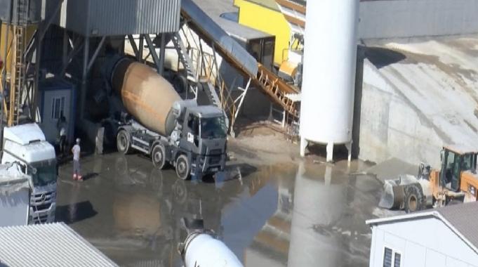 Küçükçekmece&#039;de çevreyi kirleten beton santrali ikinci kez mühürlendi