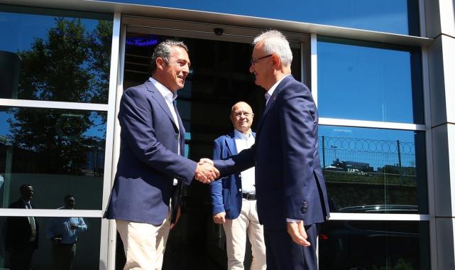 Lefter Küçükandonyadis’in hatıra parası Ali Koç’a hediye edildi