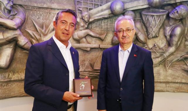 Lefter Küçükandonyadis’in hatıra parası Ali Koç’a hediye edildi