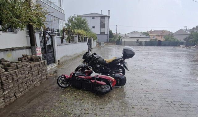 Marmaraereğlisi'nde fırtına: Araçlar devrildi, çatılar uçtu