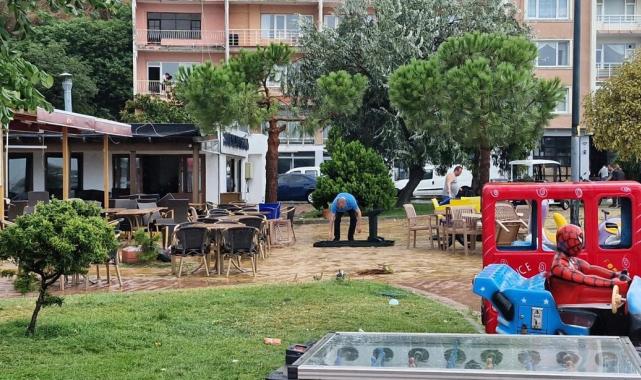 Marmaraereğlisi'nde fırtına: Araçlar devrildi, çatılar uçtu