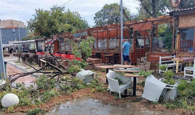 Marmaraereğlisi'nde fırtına: Araçlar devrildi, çatılar uçtu