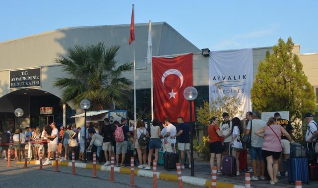 Midilli Adası'na geçişlerde yoğunluk: Yüzlerce metrelik kuyruk