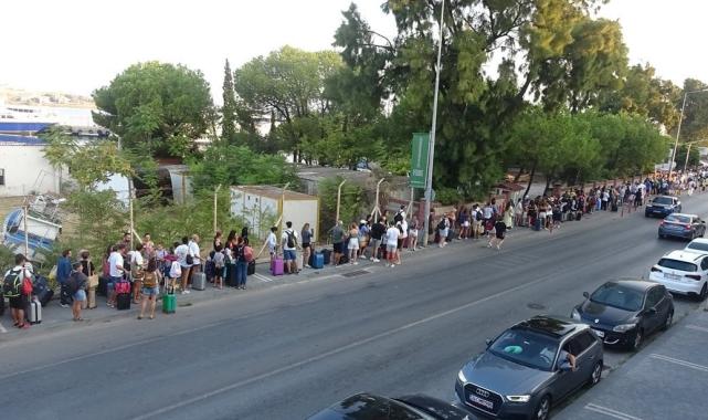 Midilli Adası'na geçişlerde yoğunluk: Yüzlerce metrelik kuyruk