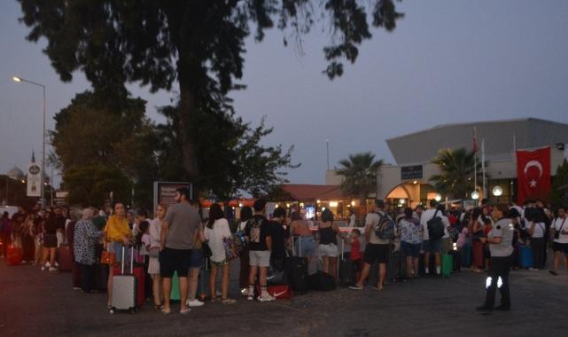 Midilli Adası'na geçişlerde yoğunluk: Yüzlerce metrelik kuyruk