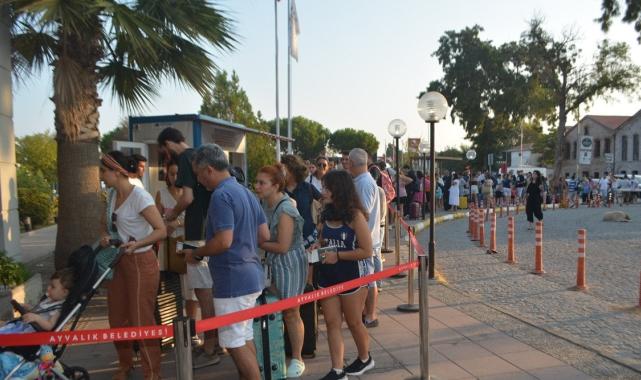 Midilli Adası'na geçişlerde yoğunluk: Yüzlerce metrelik kuyruk