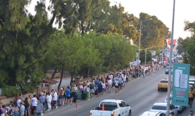 Midilli Adası'na geçişlerde yoğunluk: Yüzlerce metrelik kuyruk