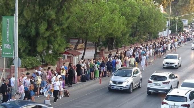Midilli Adası&#039;na geçişlerde yoğunluk: Yüzlerce metrelik kuyruk