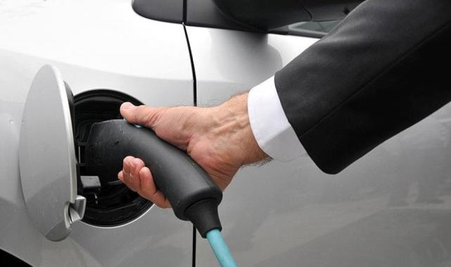 Murat Kurum: Elektrikli araç şarj ünitesi kurulumu kolaylaştı