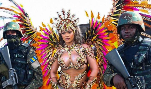 Rihanna'nın karnaval tarzı! Büyük kanatlı kostümü gündem oldu