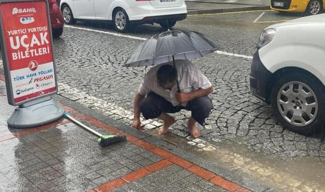 Rize'de şiddetli yağmur: Cadde ve sokaklar göle döndü
