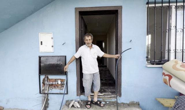 Sakarya'da evin içine hortum sokup 10 gün çeşmeyi açık bıraktılar