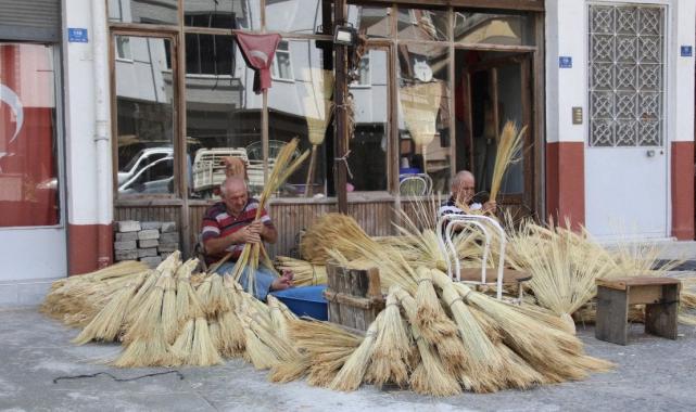 Samsun’un son süpürge ustaları teknolojiye direniyor