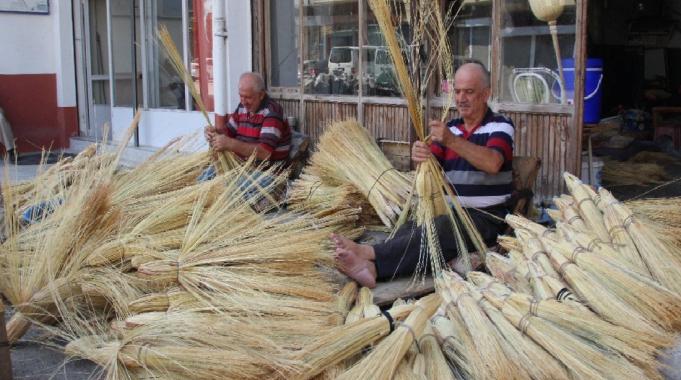 Samsun’un son süpürge ustaları teknolojiye direniyor
