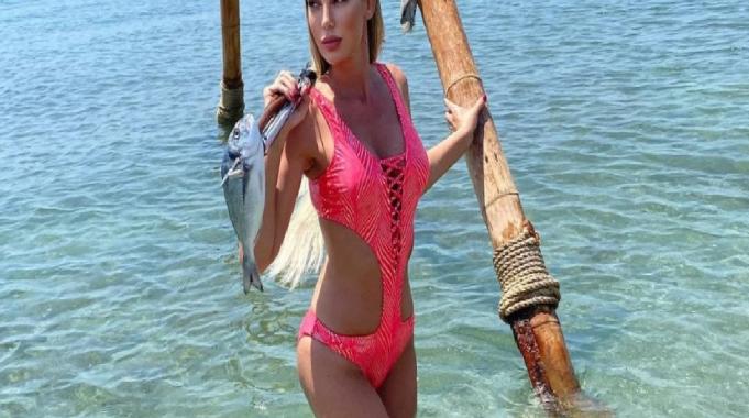 Şarkıcı Petek Dinçöz'ün annesi estetik olmuştu! Doktoru son halini paylaştı