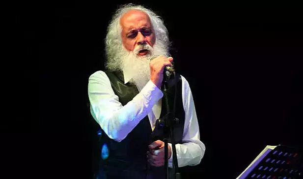 Şarkıcı Suavi'nin beykoz konseri bir grup tarafından protesto edildi!