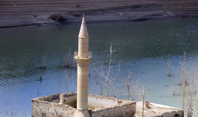Sivas'ta su seviyesi düşen barajdaki eski cami ve bazı evler ortaya çıktı