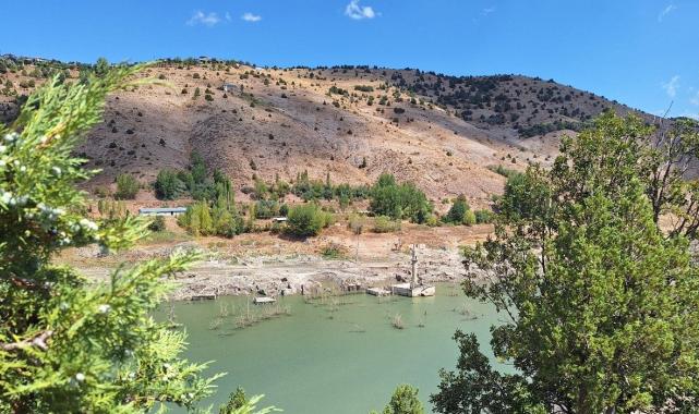 Sivas'ta su seviyesi düşen barajdaki eski cami ve bazı evler ortaya çıktı