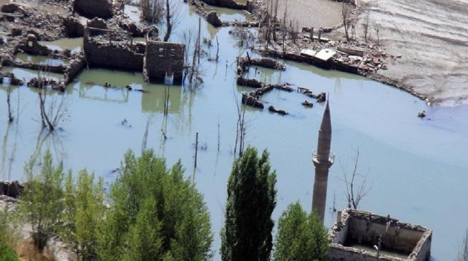 Sivas'ta su seviyesi düşen barajdaki eski cami ve bazı evler ortaya çıktı