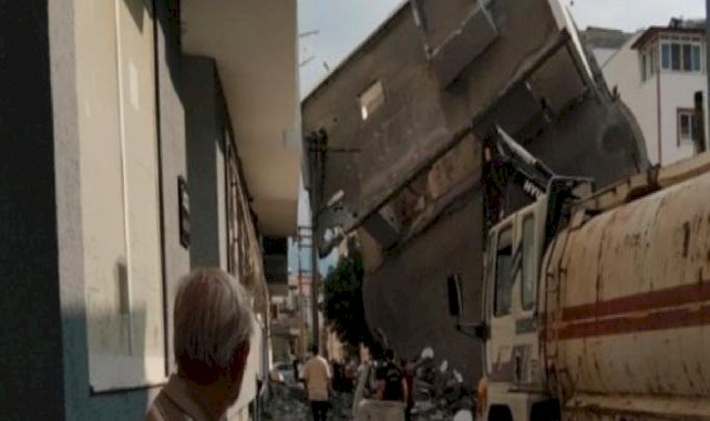 Hatay'da yıkımı yapılan apartman, yandaki binanın üzerine devrildi