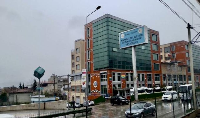 İmam Hatip Ortaokulunda Başörtüsü Skandalı 