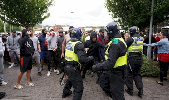 İngiltere'de aşırı sağcılar, sığınmacıların kaldığı oteli yakmaya çalıştı