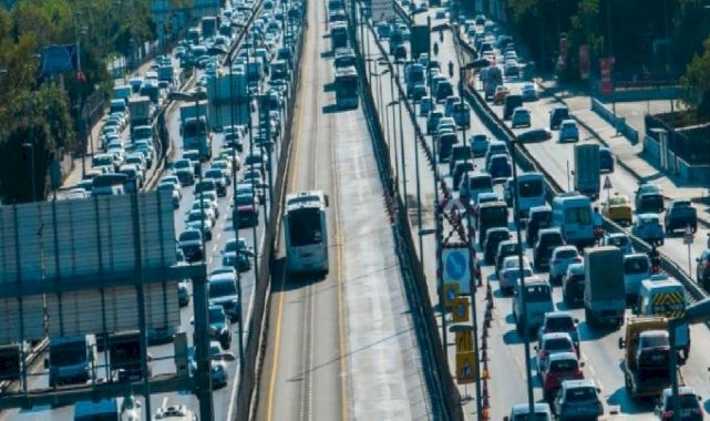 İstanbul E-5'te trafik kaosu: Sürücüleri canından bezdirdi