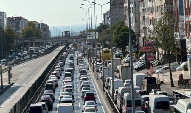 İstanbul'da metrobüs hattındaki yol çalışması trafiğe neden oldu