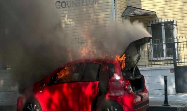 İstanbul'da seyir halindeki araç alev topuna döndü