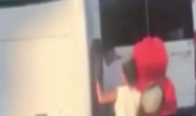 İstanbul'da yol vermeyen servis aracına kaskla saldırdılar