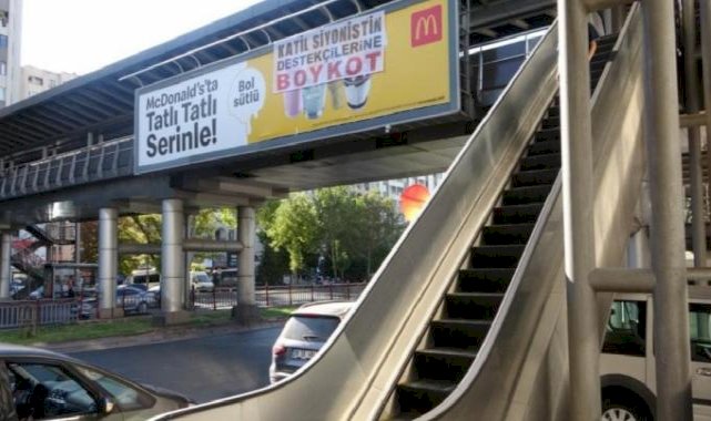 Kayseri'de McDonald's reklamının üzerine boykot pankartı asıldı
