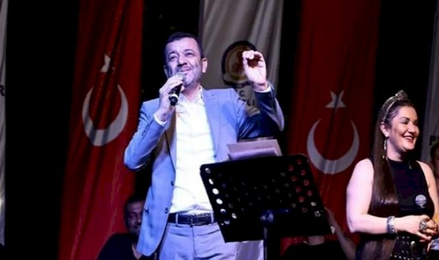 Konserde "Yalandan gülme" göndermesi