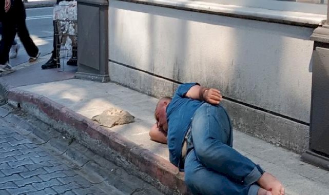 Samsun'da kaldırımda hareketsiz yatan şahıs paniğe neden oldu