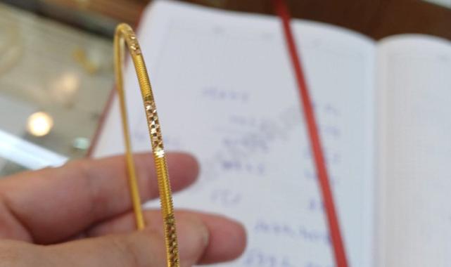 Tasarruf için gençler ajda, orta yaşlılar üçlü burma bilezik satın alıyor