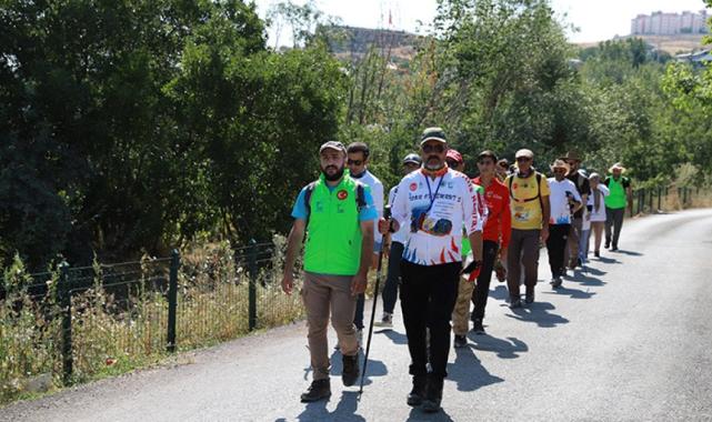 Van'da doğa ve sağlık için 51 kilometre yürüdüler