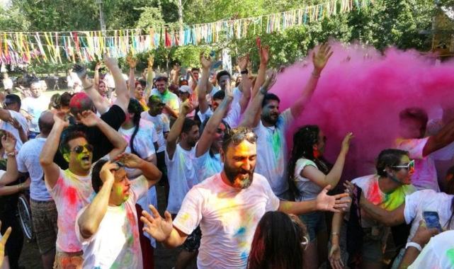 Van'da İranlılar boya ve su festivalinde doyasıya eğlendi