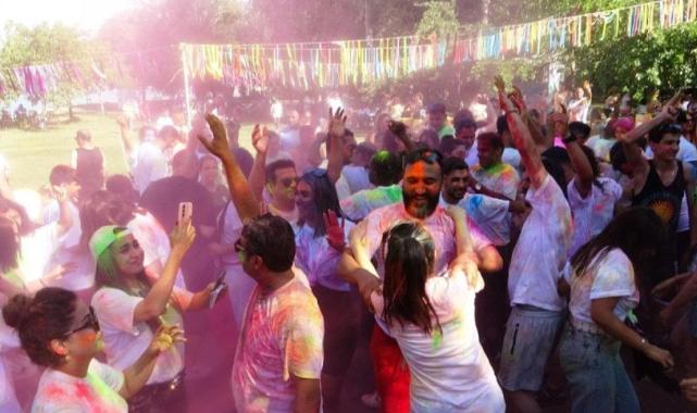 Van'da İranlılar boya ve su festivalinde doyasıya eğlendi