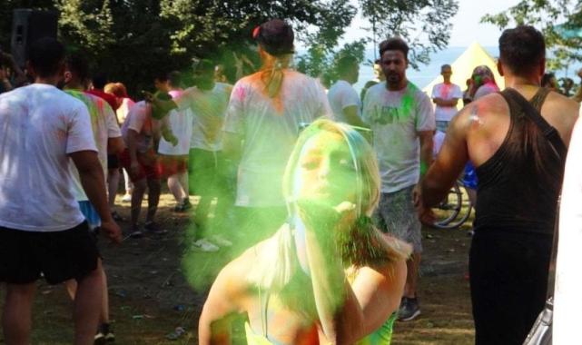 Van'da İranlılar boya ve su festivalinde doyasıya eğlendi