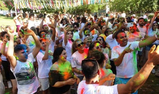Van'da İranlılar boya ve su festivalinde doyasıya eğlendi