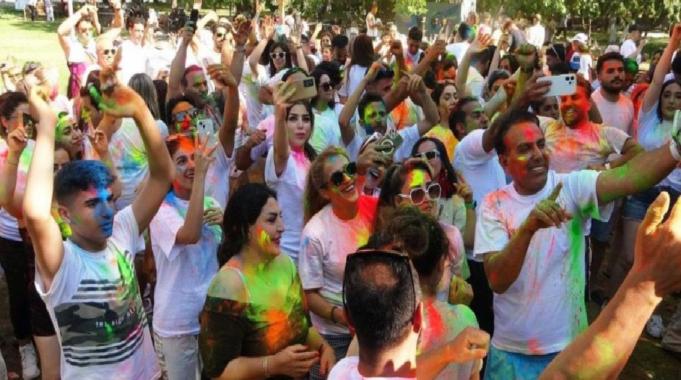 Van&#039;da İranlılar boya ve su festivalinde doyasıya eğlendi