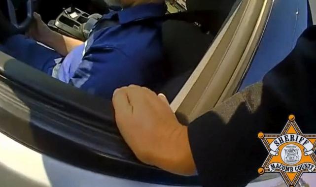 ABD polisinin seyir halindeki araca tırmandığı an kamerada