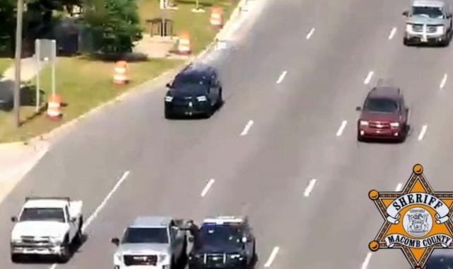 ABD polisinin seyir halindeki araca tırmandığı an kamerada