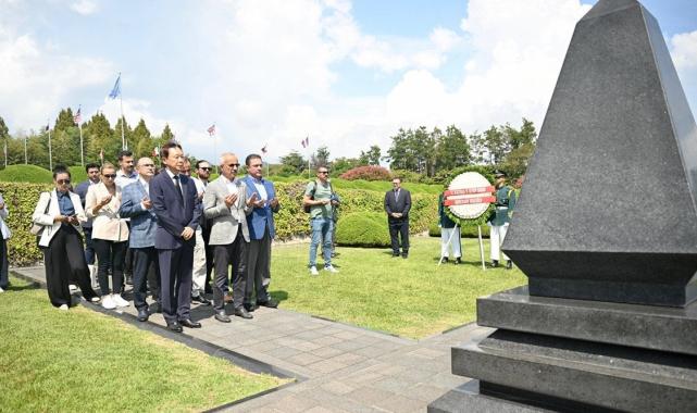 Abdulkadir Uraloğlu, Güney Kore'deki Anıt Mezarlığı'nı ziyaret etti