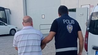 Adana'da polise direnip, ateşe verdiği minibüse kendini kilitledi